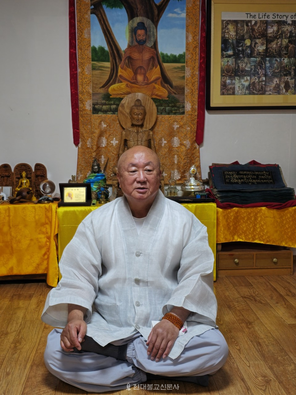 진옥 스님은… 1975년 명선 스님을 은사로 출가해 비구계를 수지했으며, 보성 스님에게 계맥을 전수받았다. 1999년 달라이라마에게 보살계와 금강승계를 받고 법제자가 됐다. 보문복지회 초대 이사장으로 18년 동안 여수 지역 불교사회복지사업을 이끌어왔다. TV, 유튜브를 통해 대중에게 부처님 가르침을 전하는 데 매진하고 있다. 지난해에는 BBS불교방송에서 강의한 〈금강경〉 해설을 묶어 〈설법집 금강경〉을 비매품으로 발간해 1만권을 전남지역 불자들과 시·청취자들에게 무료 배포했다. 동국대 WISE캠퍼스 티베트대장경역경원장으로 달라이라마에게 받은 티베트대장경 역경에 매진하고 있으며, 여수 석천사 주지로 주석하며 전법·포교하고 있다. 