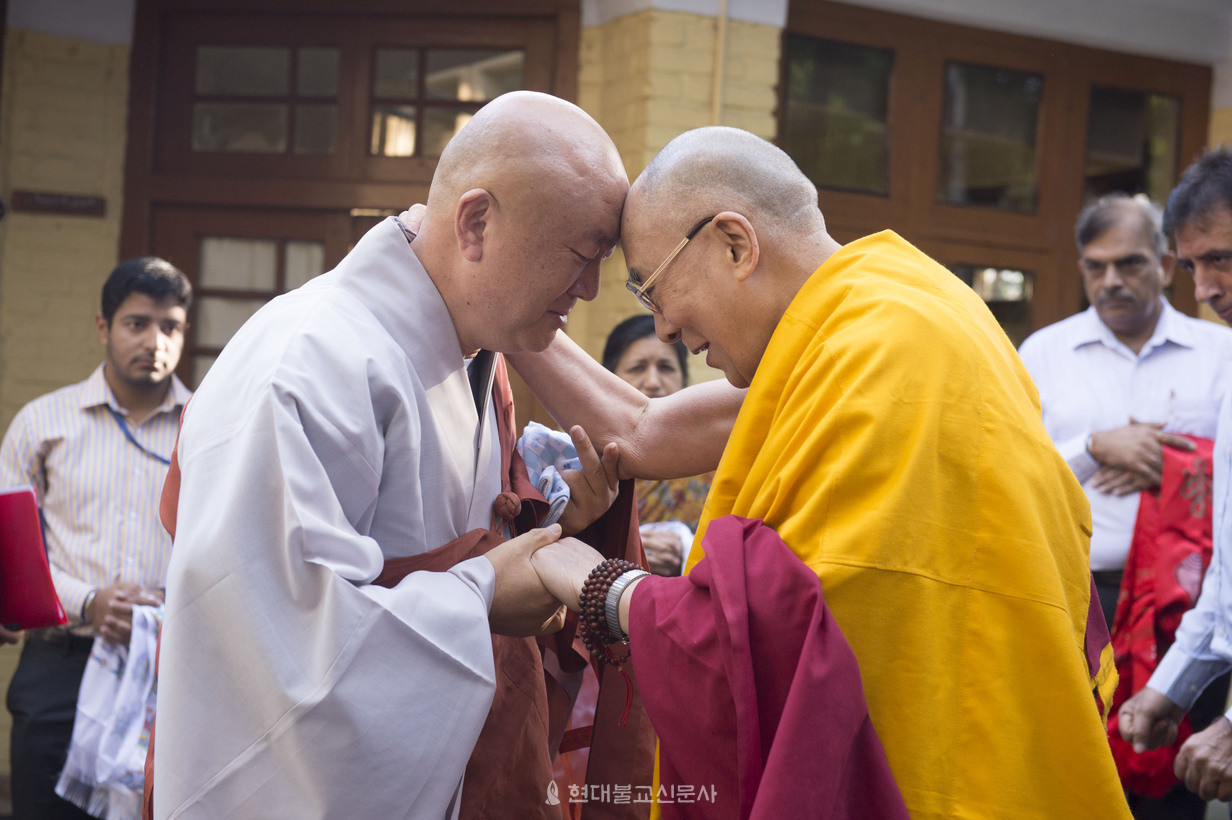 인도 다람살라에서 달라이라마를 친견한 진옥 스님이 이마를 맞대고 예를 표하고 있다. 진옥 스님은 1999년 달라이라마에게 보살계, 금강승계를 받고 법제자가 됐다.