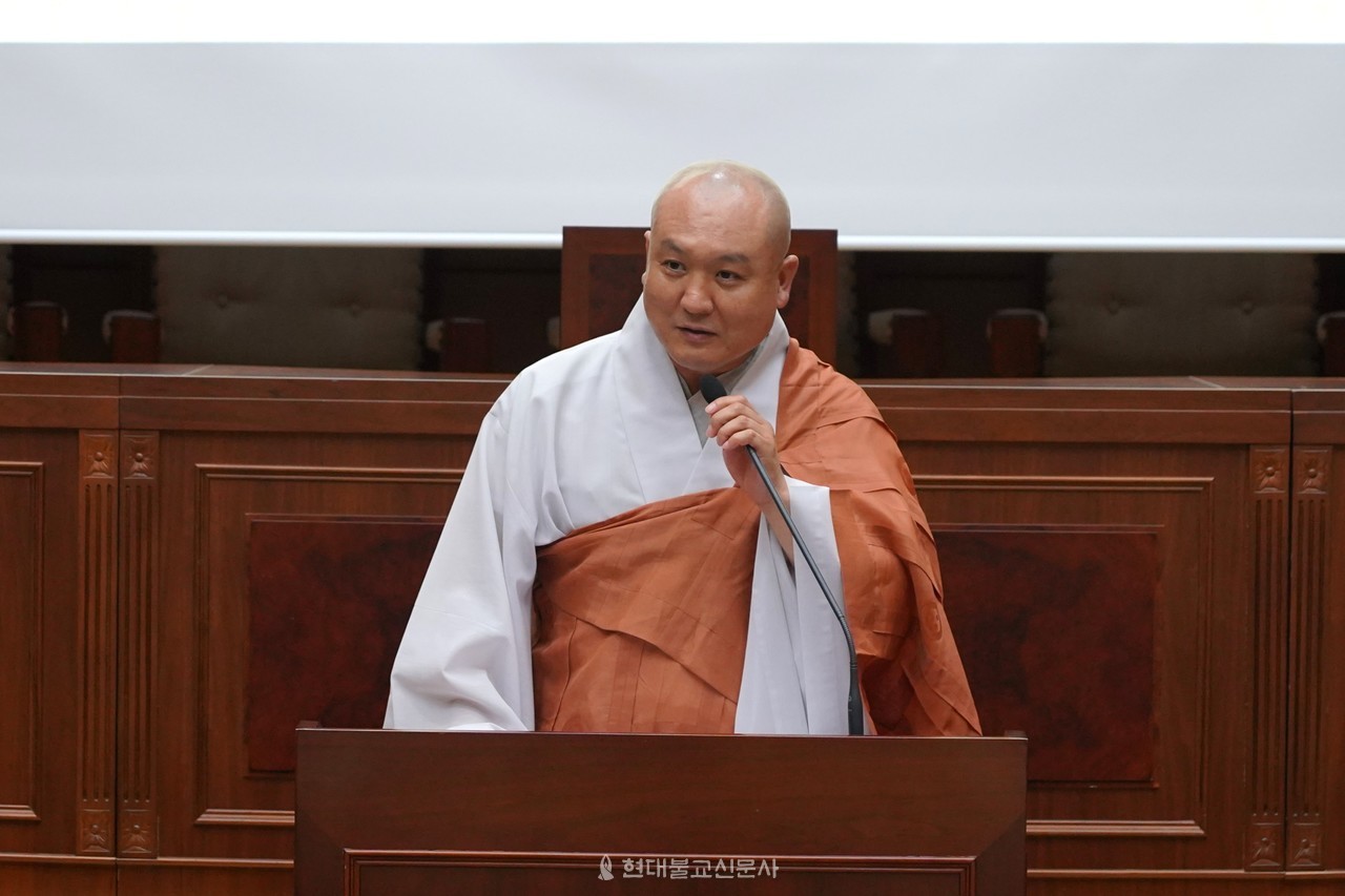 ߺ 繫   鿡 ݷ   ϰ ִ.