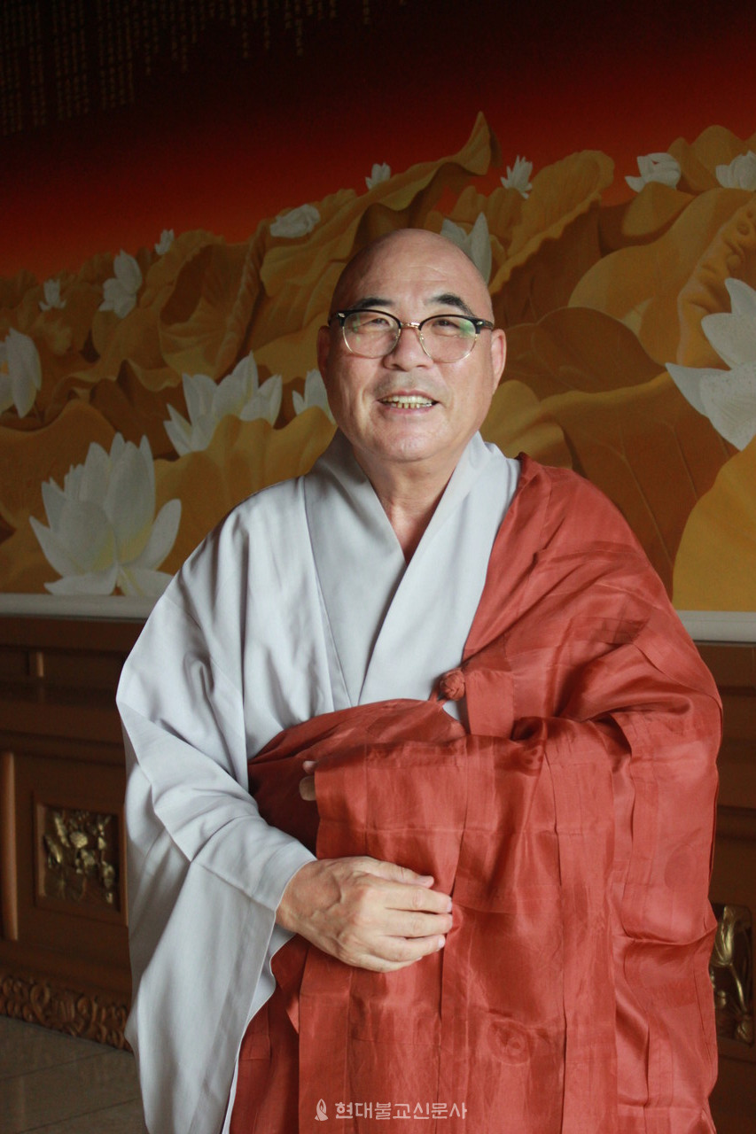 보각 스님은… 천운 스님을 은사로 출가했다. 중앙승가대 사회복지학과에서 수천 명의 제자를 길러냈다. 1994년 삼전종합사회복지관 관장을 시작으로 원주 소쩍새마을과 상락원, 자제공덕회 등을 불교계 대표 복지시설로 성장시켰다. 2019년 7월 정년퇴임 후에도 ‘영원한 현역’으로 활동하며 후학들의 존경을 받고 있다. 현재 중앙승가대 명예교수, 사회복지법인 자제공덕회 이사장과 목포 달성사 주지로서 포교와 수행에 진력하고 있다.