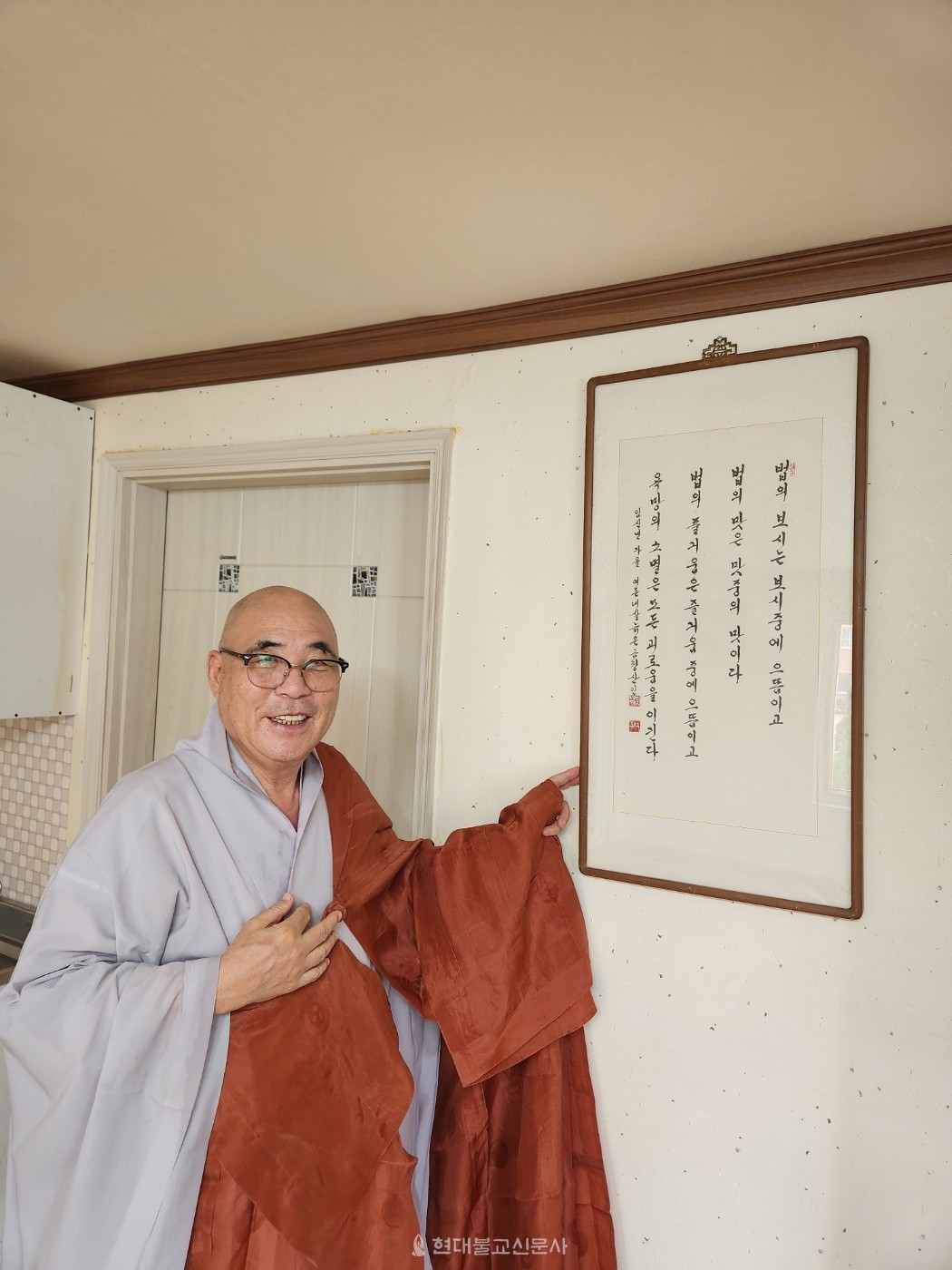 보각 스님이 석주 스님이 쓴 경전 구절에 대해 설명하고 있다. 