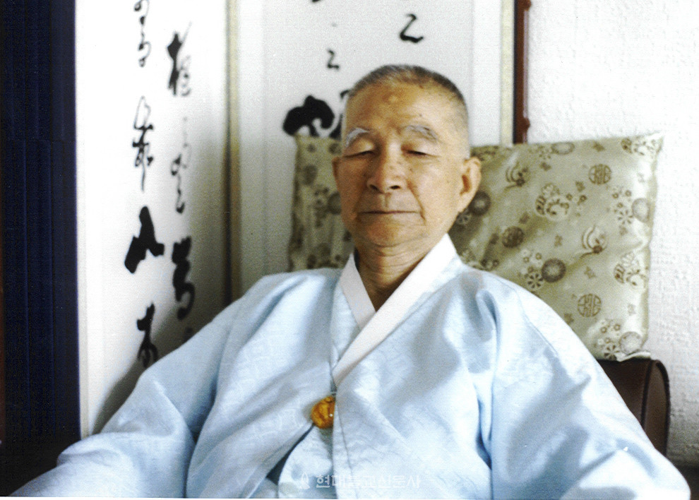 노년의 종달 이희익 선사. 목동 자택에서 촬영됐다. 이희익 선사는 백봉 김기추와 더불어 재가선의 양대 산맥이었다. 그는 선수행자 뿐만 아나라 불교언론인으로서의 면모도 가졌다.