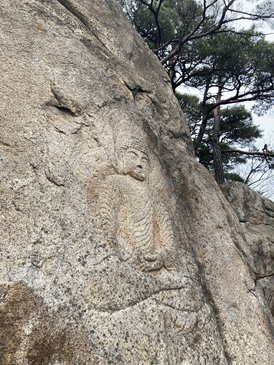 경주 남산 용장사지 마애여래좌상. 경주 남산에서 만날 수 있는 독창미가 넘치는 불상이다. 