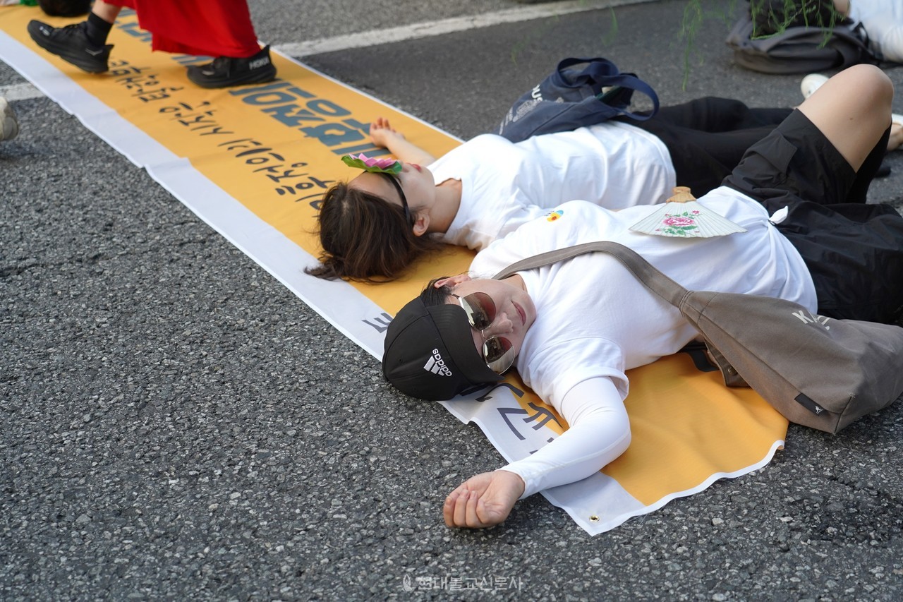 '´ÙÀÌÀÎ(Die-in)' ÆÛÆ÷¸Õ½º´Â ¿Â¸öÀ¸·Î ±âÈÄÀ§±â¸¦ °¡¼ÓÇϴ üÁ¦¸¦ ¸ØÃç¼¼¿ì´Â Àǹ̰¡ ÀÖ´Ù.