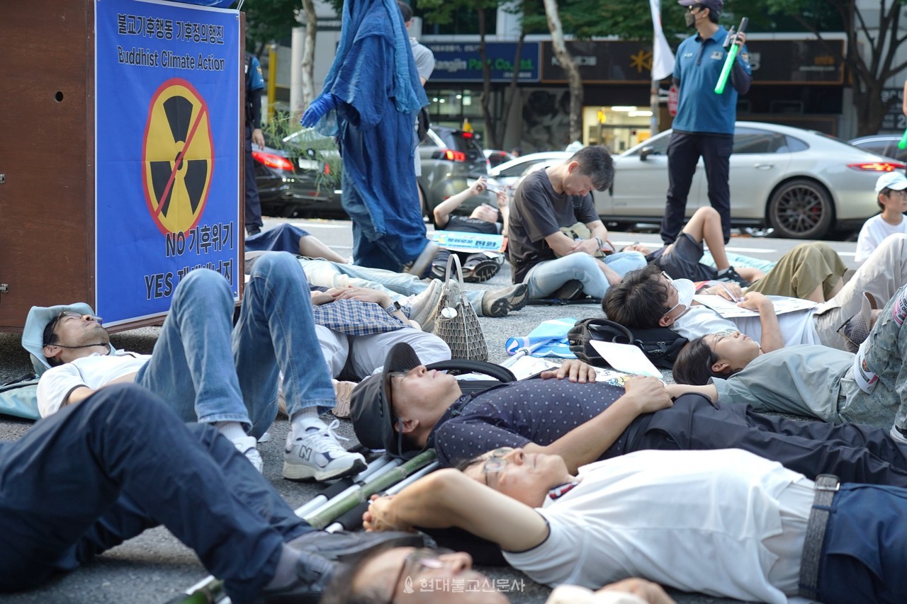 '´ÙÀÌÀÎ(Die-in)' ÆÛÆ÷¸Õ½º¸¦ ÇàÇÏ´Â Âü°¡ÀÚµé. ¸ðµÎ ¹Ù´Ú¿¡ ´¯°Å³ª ÁÖÀú¾É¾Æ °í°³¸¦ ¼÷ÀΠä 5ºÐ°£ ¹Ìµ¿µµ ¾øÀÌ ÀÖ¾ú´Ù.