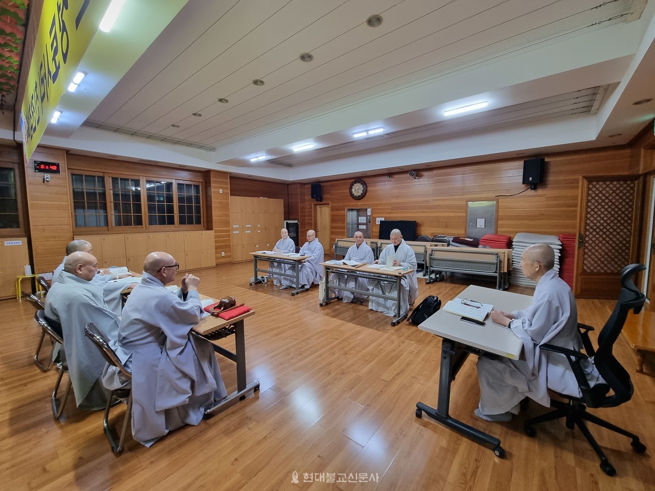 동주 원명 스님이 후학들에게 강의를 하고 있다.