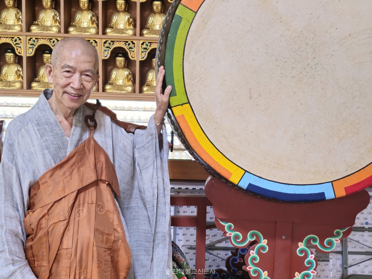 ​동주 원명 스님은… 1961년 서울 사자암에서 대은 강백을 은사로 사미계를 수지하고 대교과 과정까지 배웠다. 이후 벽응 송암 스님에게 범패를 배웠으며 1969년 설립된 옥천범음회에서 제1회 영산재 전과정을 이수했다. 1972년 직지사에서 고암 스님을 전계사로 구족계를 수지했으며 결제때는 해인사 등 선원에서 정진하고 해제 때는 범패 수련 및 연구에 몰두했다. 1977년부터 1993년까지 서울 사자암 주지를 맡아 중창불사를 완료했다. 조계종 행자교육원 교수사, 계단위원, 성보전문위원 등을 역임했고 2006년 조계종 초대 어산어장에 지정됐다. 현재는 서울 홍원사 회주, 중요무형문화재 제50호 영산재 전수교육조교다.​