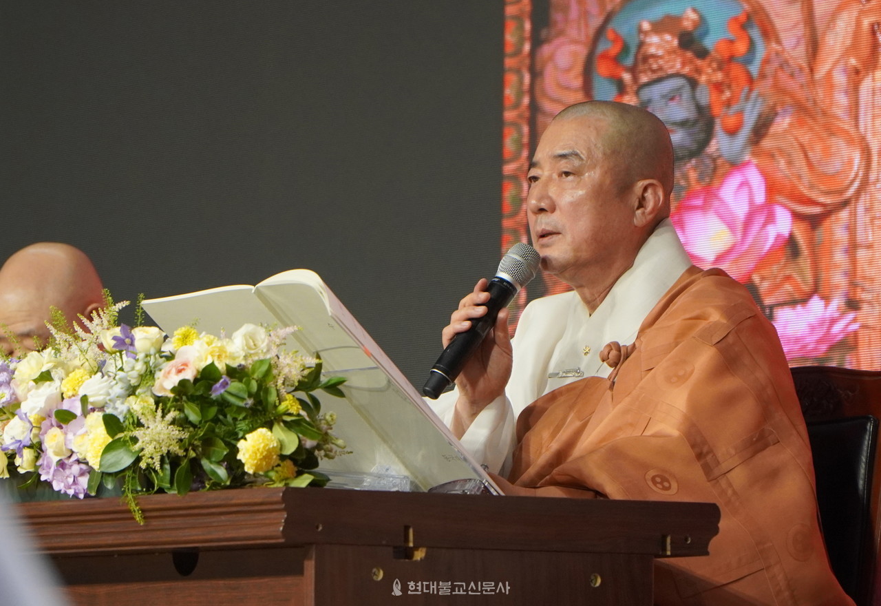 전계대화상으로 법상에 오른 학교법인 동국대 이사장 돈관 스님이 오계를 설하고 있다. 