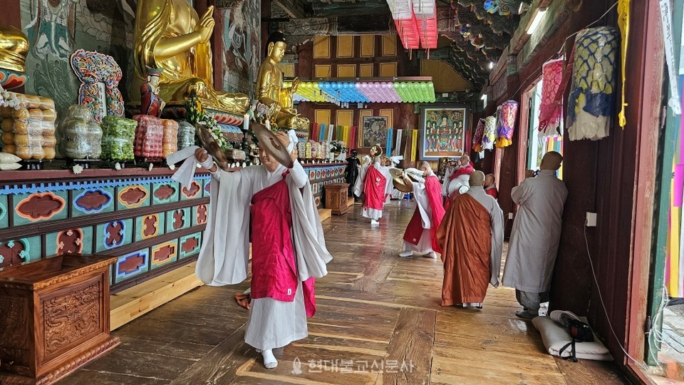 고창 선운사가 국가의 번영과ㅏ 국민의 안녕을 기원하는 수륙무차평등대재를 봉행했다