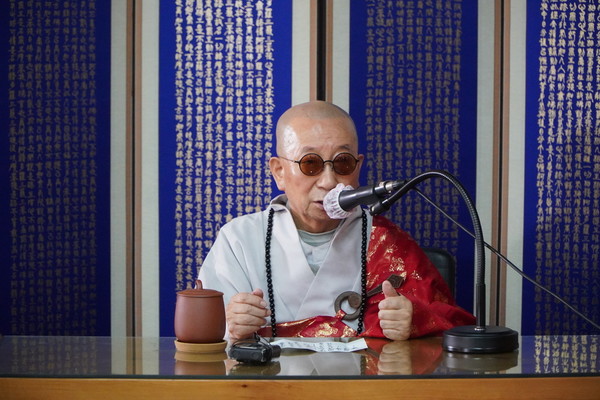 종정 홍파 스님이 법문을 하고 있다. 