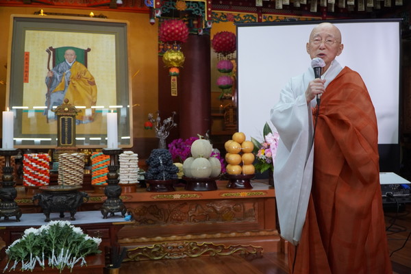 총무원장 법명 스님이 인사말을 하고 있다. 