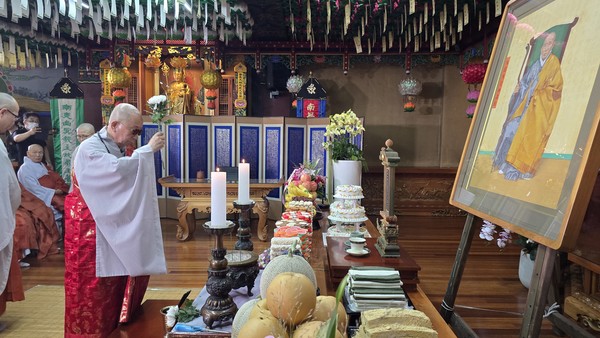 관음종은 9월 27일 총본산 낙산 묘각사 원통보전에서 ‘개산조 태허 조사 탄신 120주년 다례재’를 봉행했다. 사진은 종정 홍파 스님이 헌향하는 모습. 