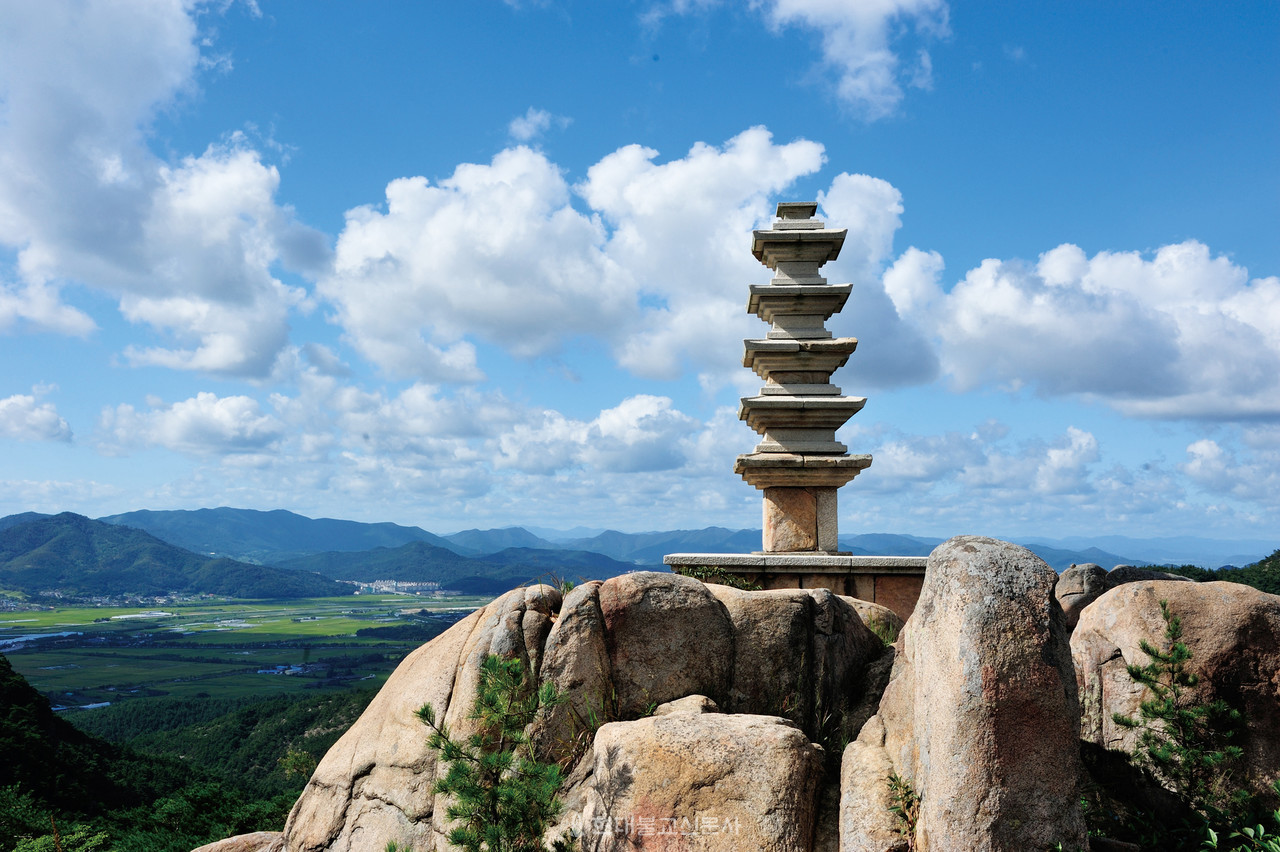경주 포석곡 제6사지 오층석탑. 일명 ‘늠비봉 오층석탑’으로 불린다. 남산연구소 자료사진