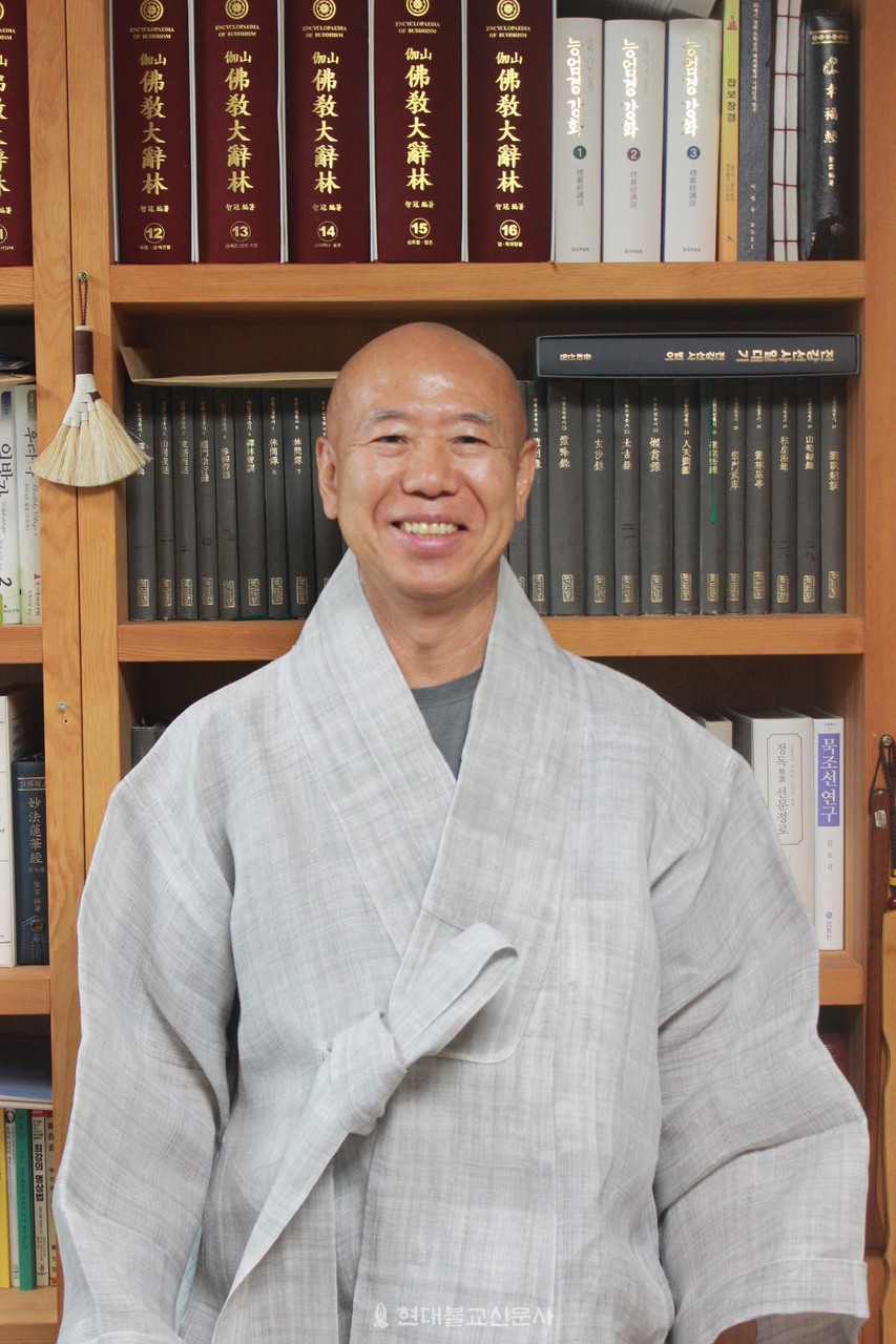 함현 스님은… 보은 법주사에서 이두 스님을 은사로 출가했다. 해인사, 송광사, 통도사, 봉암사 등 제방선원에서 수행했다. 종립선원 문경 봉암사 주지로서 대중들과 함께 정진했으며 현재 청주 관음사 회주 소임을 맡아 후학들을 제접하고 있다.