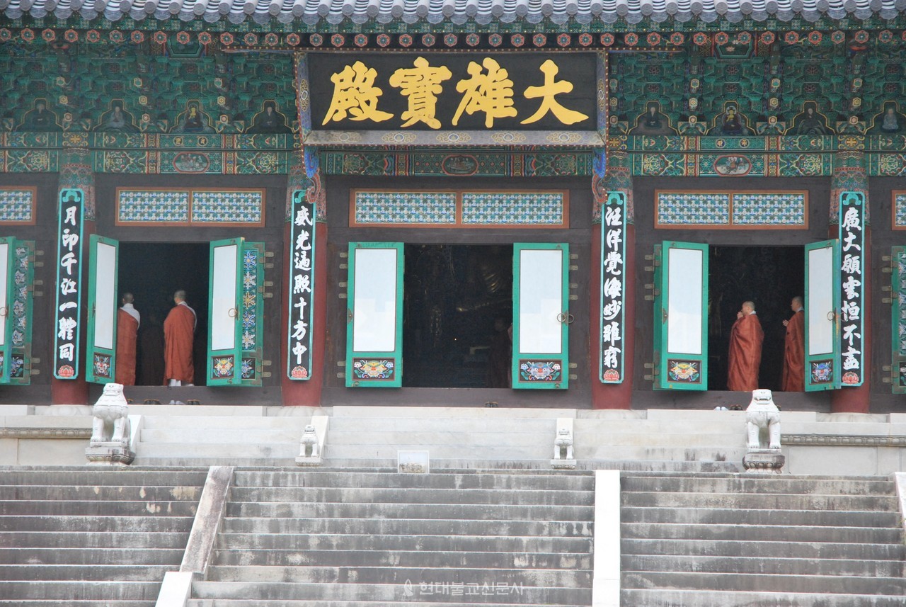 봉암사 대웅전에서 예불을 올리는 스님들의 모습