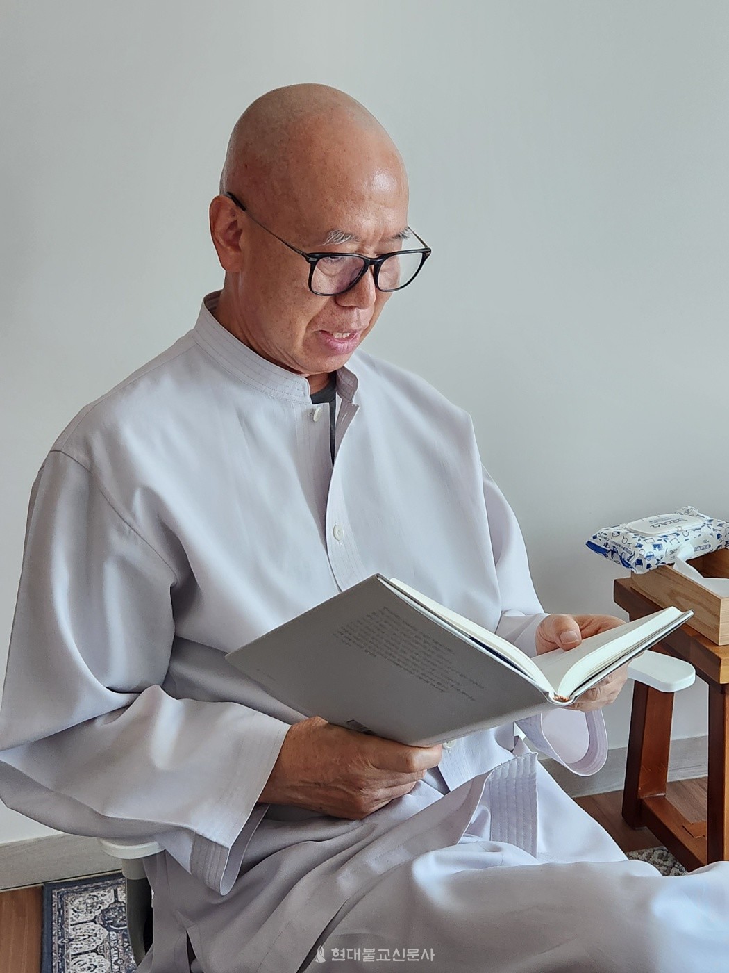 함현 스님은 책을 확인하며 인터뷰를 이어갔다