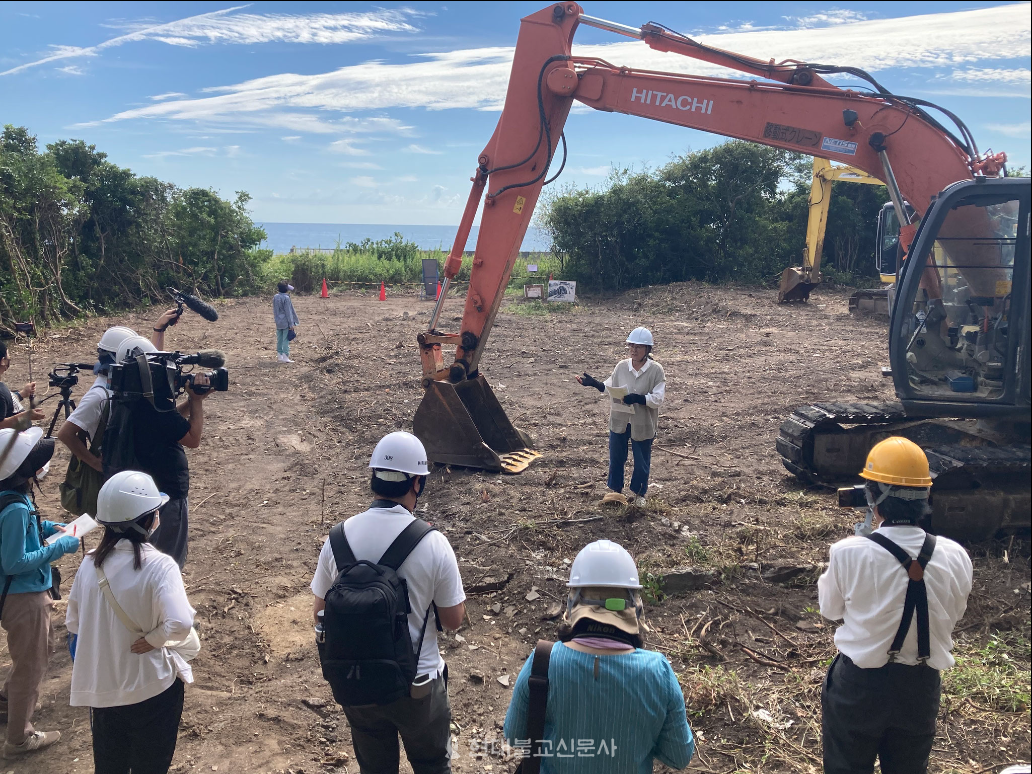 9월 24일 조세이 탄광 갱구 추정지 발굴조사에 앞서 기자회견 중인 모습. (사진출처=새기는 회)