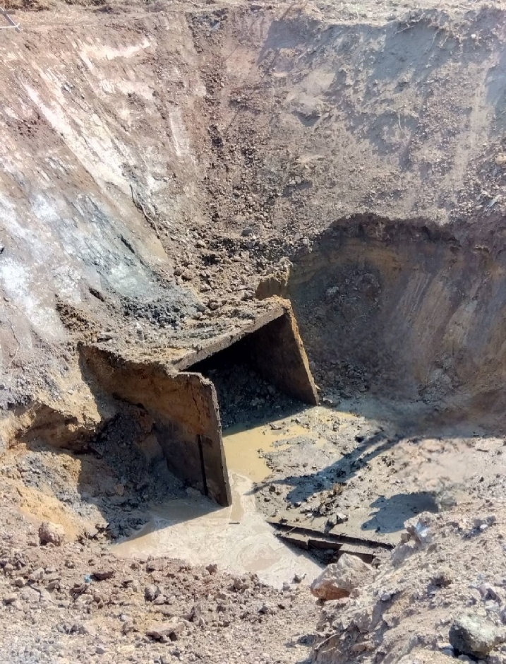 일본 우베시 탄전의 해저탄광이었던 조세이 탄광이 수몰되는 사고가 벌어진지 82년이 지난 지금, 대한불교관음종과 일본 시민단체의 원력으로 갱구가 발견되는 성과가 나타났다. 사진은 10월 1일 추정지 발굴조사로 모습을 드러낸 조세이 탄광 갱구 추정 구조물의 사진. (사진출처=조세이 탄광 수몰사고를 역사에 새기는 모임, 이하 새기는 회)