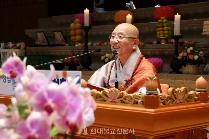 법사로 나선 대각회 이사장 장산 스님이 법문을 설하고 있다.