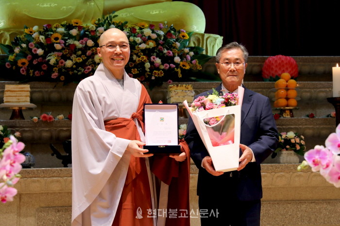 수행과 봉사로 헌신한 모범 신도 윤소년 씨 외 6인에게 공로패가 수여됐다.
