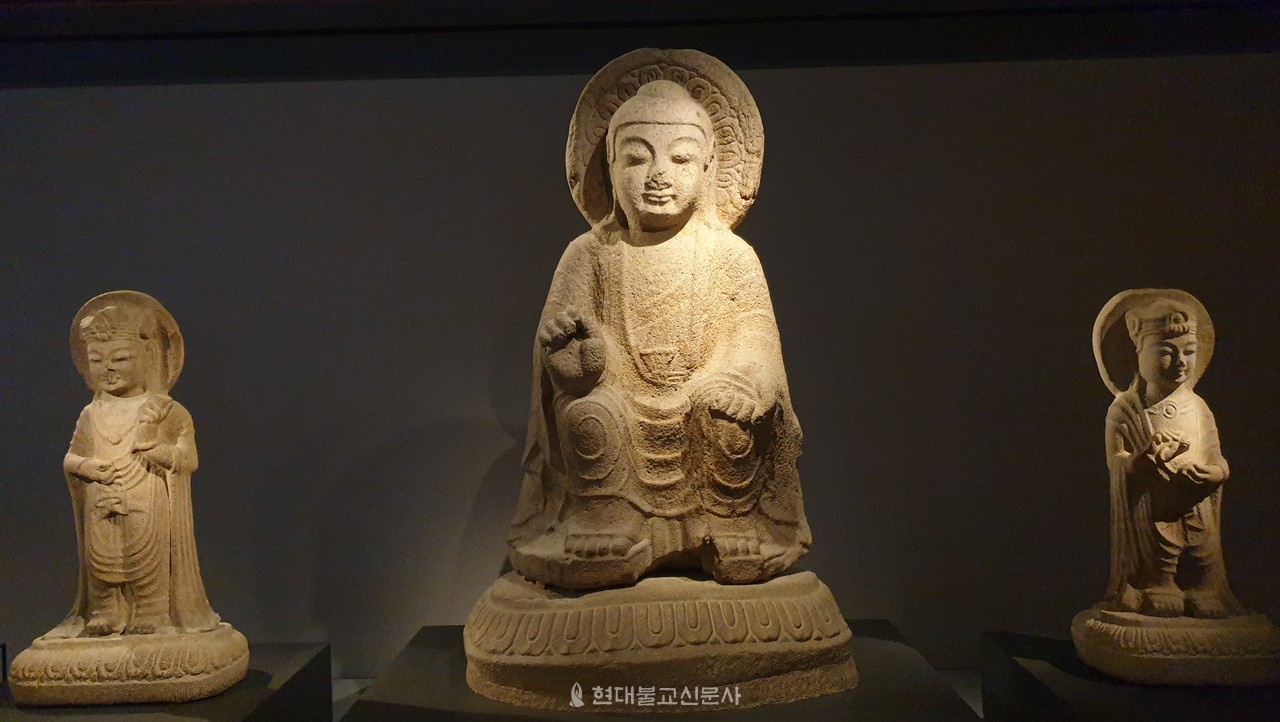 국립경주박물관에 전시 중인 장창곡 미륵삼존불. ‘삼화령 미륵부처님’으로 잘 알려져 있다.