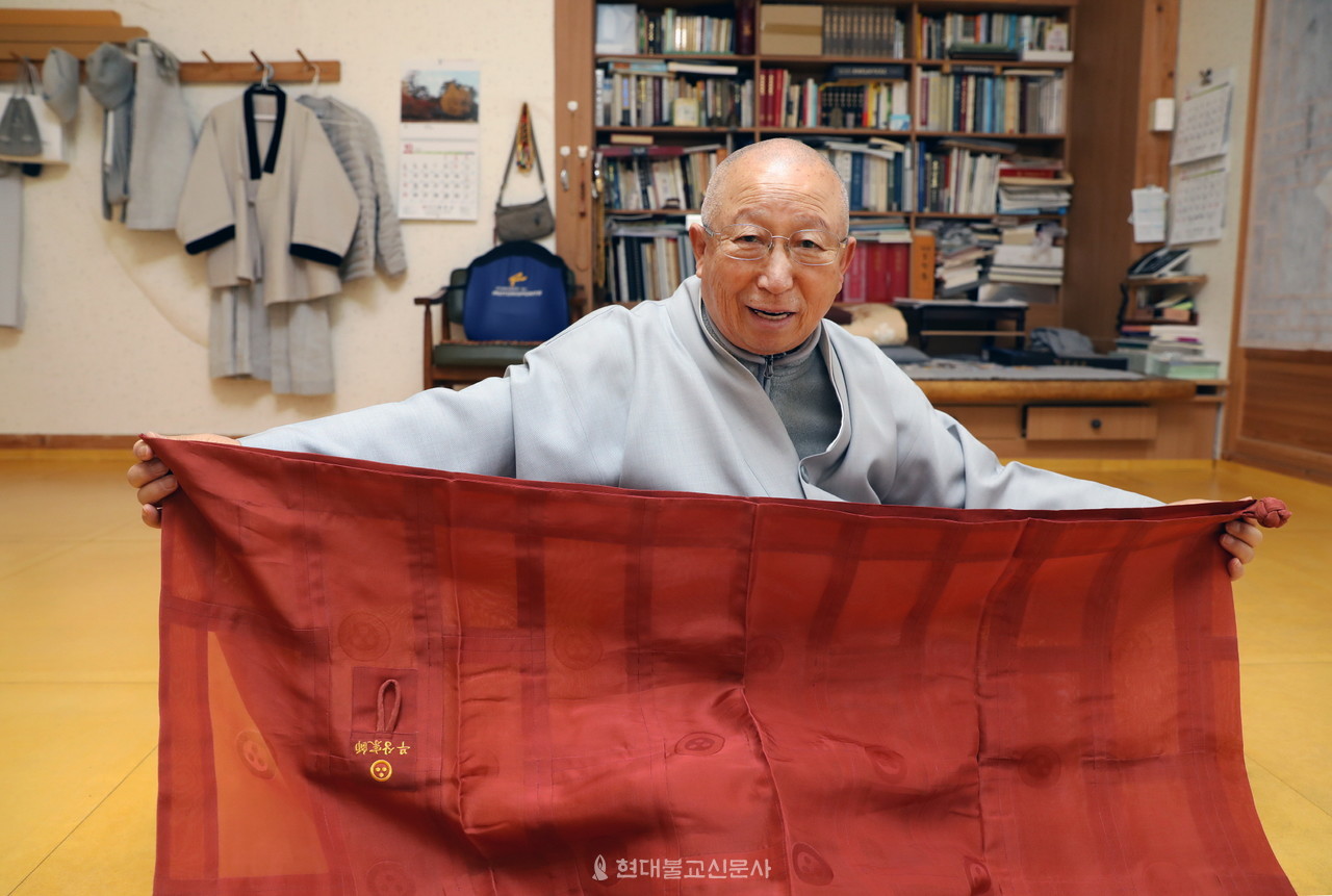 무상 스님은… 1963년 동화사에서 월담 스님을 은사로 사미계, 1965년 범어사에서 동산 스님을 계사로 비구계 수지했다. 1965년부터 범어사, 동화사를 비롯하여 제방선원을 돌면서 10안거를 성만했다. 40년을 조계종 가사 도편수로 가사 전승에 힘썼다. 2022년 대종사 법계를 품수했다. 2023년 법주사 율사로 법주사 보살계 산림과 교수아사리 율사로서 전국 불사를 증명하고 있다. 2024년 조계종 가사 명장으로 지정됐다.