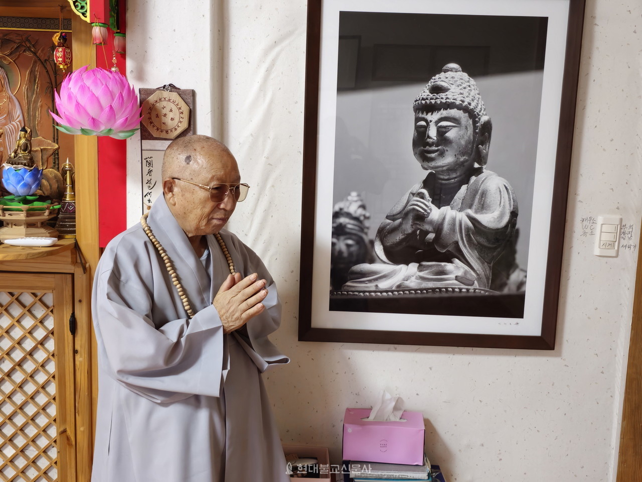 조계종 가사 명장 무상 스님이 합장하고 부처님을 예경하고 있다.