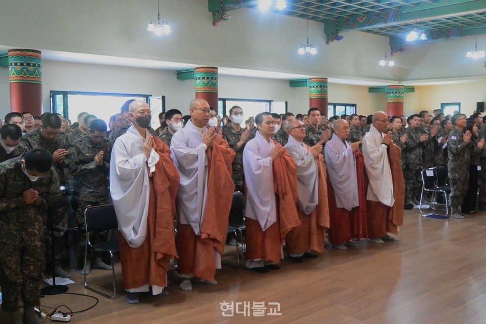 조계종 24교구 선운사가 전북 향토사단인 육군 35보병사단 호국 충경부대 잘병들에게 삼귀의계와 신도오계 수계법회를 봉행했다.