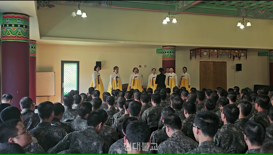 선운사 보은 합창단이 장병들에게 찬불가를 불러주고 있다