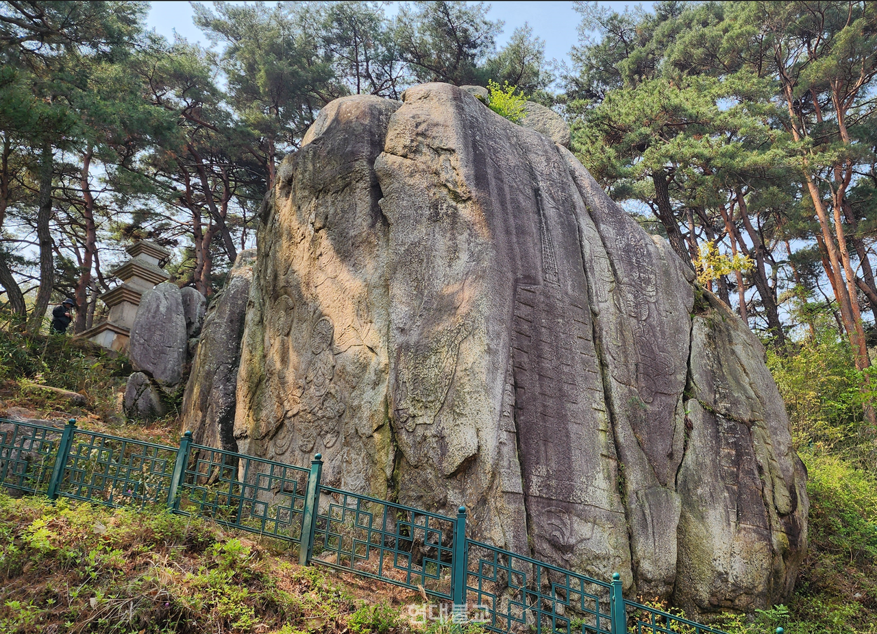 경주 남산 탑곡 마애조상군. 불보살과 탑 등이 새겨져 있다. 