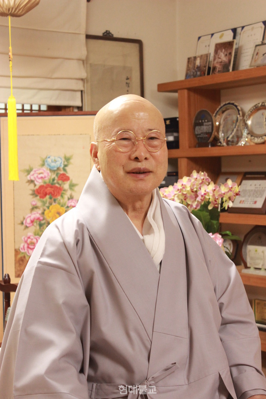 성운 스님은… 대한민국 사회복지계의 어른이자, 불교사회복지의 선구자인 성운 스님은 월탄 스님을 은사로 출가했다. 해인강원 졸업 후 수행 중 1970년대 후반 삼천사 주지로 부임해 대가람으로 중창했다. 사회복지 발전 공로를 인정받아 국민훈장을 비롯한 다양한 상을 수상했으며 한국불교학회 회장으로 불교학 발전에 기여했고 성운학술상을 제정해 후학양성에도 진력하고 있다.