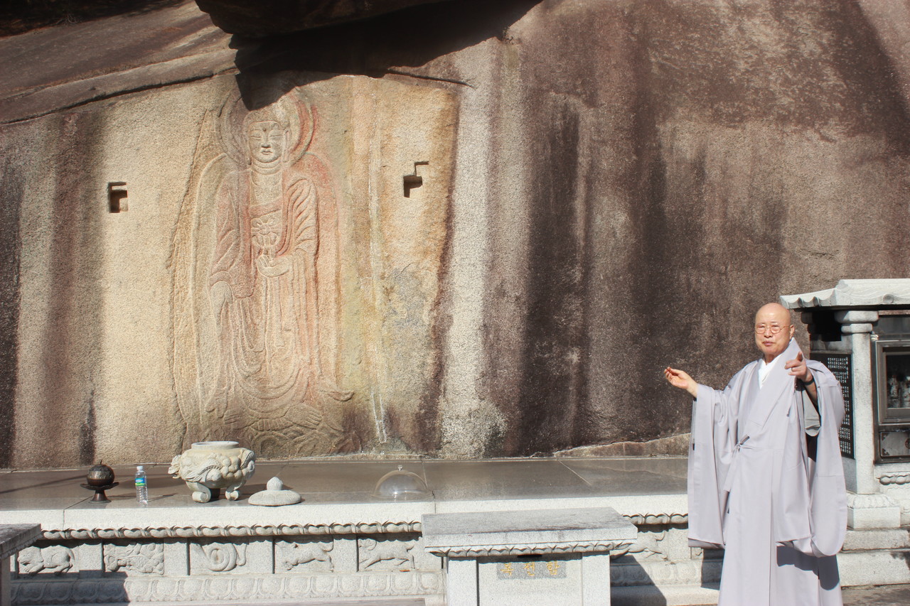 성운 스님이 삼천사 마애여래입상에 대해 설명하고 있다.