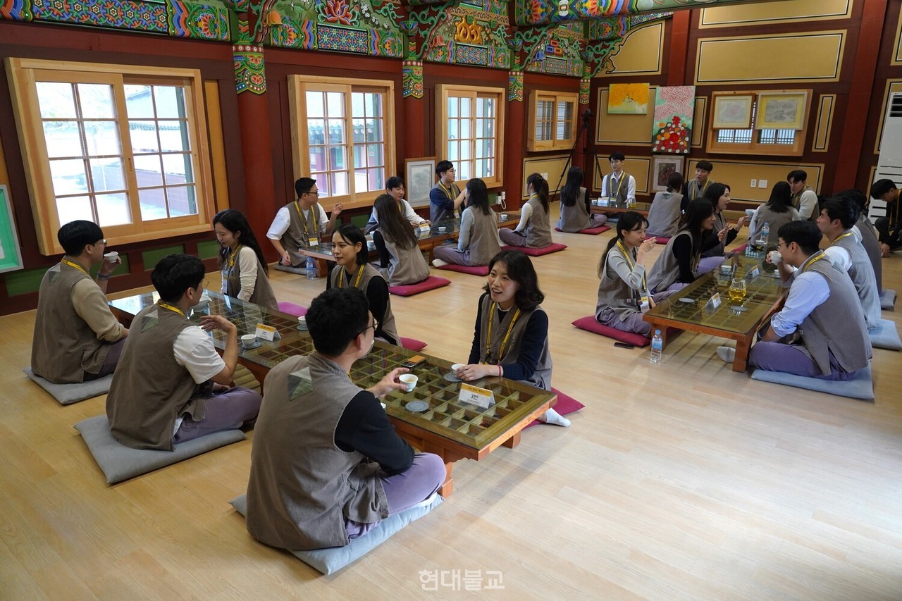 1:1 로테이션 차담은 10분간 서로 다른 이성과 대화할 수 있는 시간으로, 선택이나 랜덤 매칭 없이 자신이 마음에 드는 이성과 마주 앉을 수 있다.