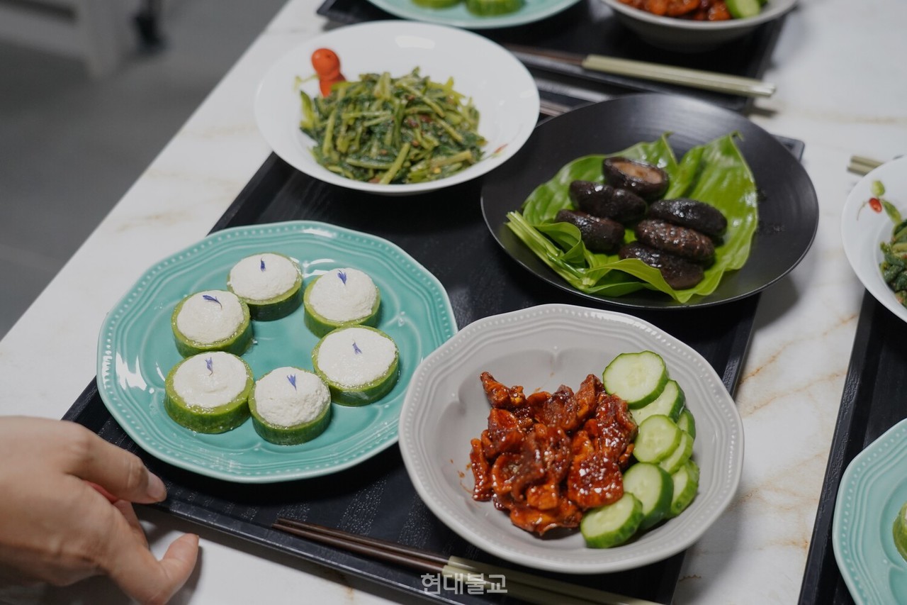 길동, 길순들의 노력으로 만들어진 사찰음식들. 참가자들은 음식을 나눠먹으며 "솜씨가 좋으시다"며 서로를 칭찬했다.