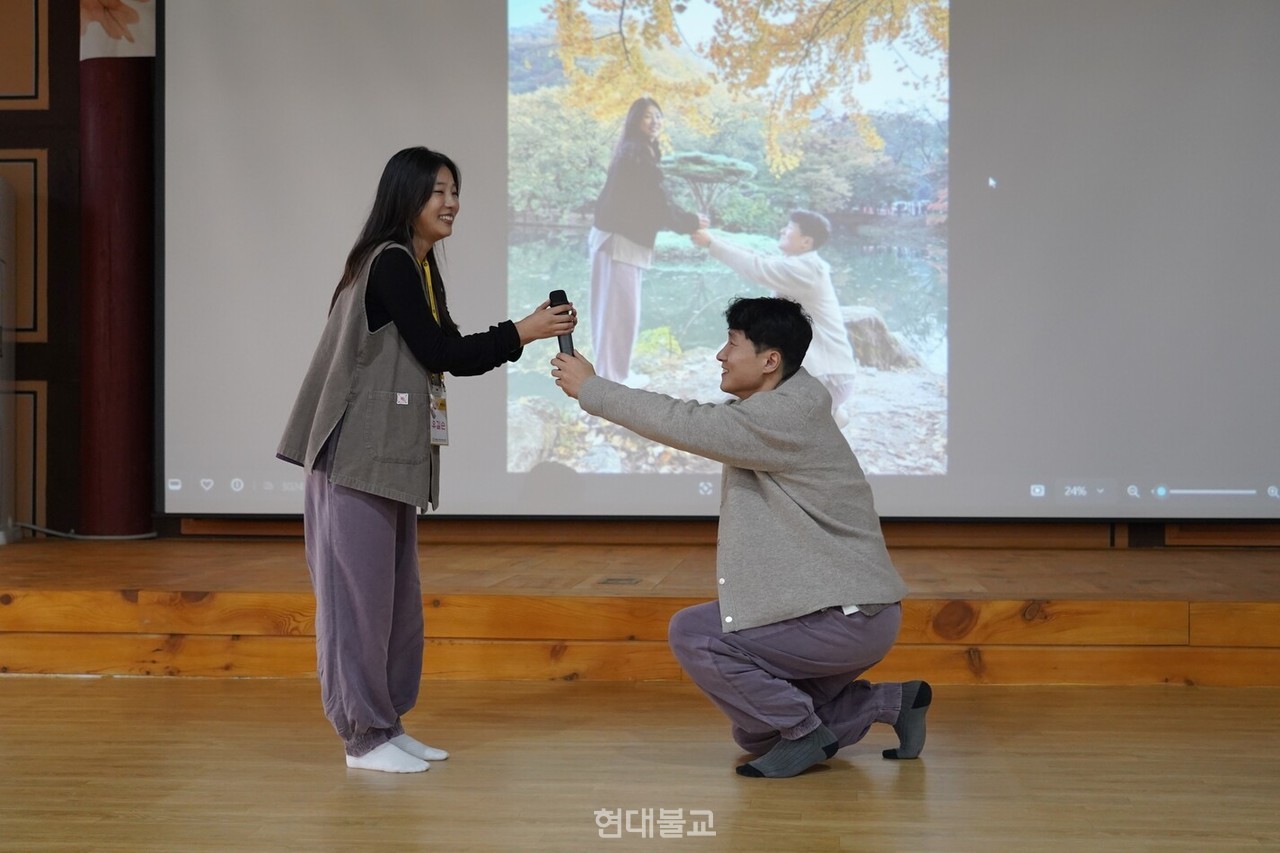 최종 선택 후 진행된 사진 콘테스트에서 우수 사진으로 선정되고 해당 장면을 재연하는 유길순, 한길동 커플. 이들은 선정 상품으로 연꽃 무드등을 받았다.