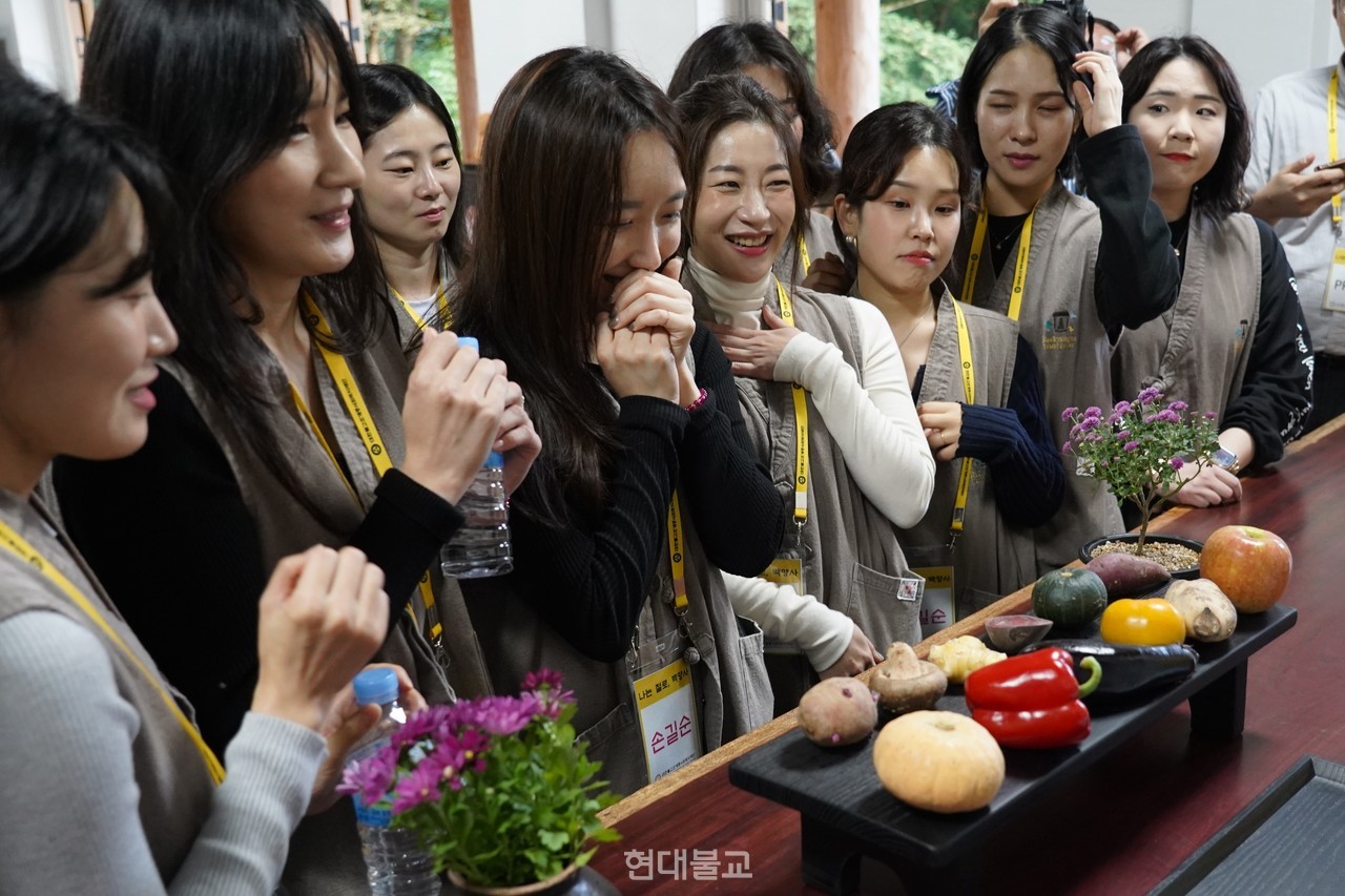 정관 스님은 채소들을 마련하고 마음에 드는 길동이 가진 채소를 집어가라며 길순들의 선택을 재촉했다. 서로 눈치만 보던 길순들은 재빠르게 채소를 선택해갔다.