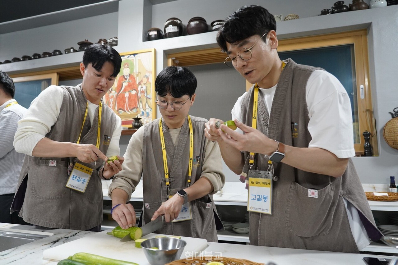 애호박두부찜을 위한 애호박 손질에 나선 길동들. 이들은 애호박을 균일하게 썰기 위해 잘라둔 애호박을 붙여 길이를 재며 자르는 등 서툴지만 대범하게 재료 준비를 이어갔다.