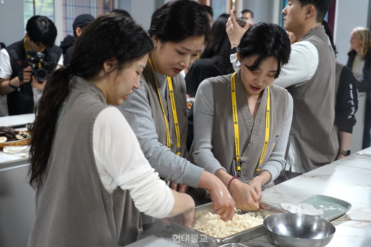 함께 애호박두부찜을 준비한 길순들은 두부를 잘게 으깼다. 