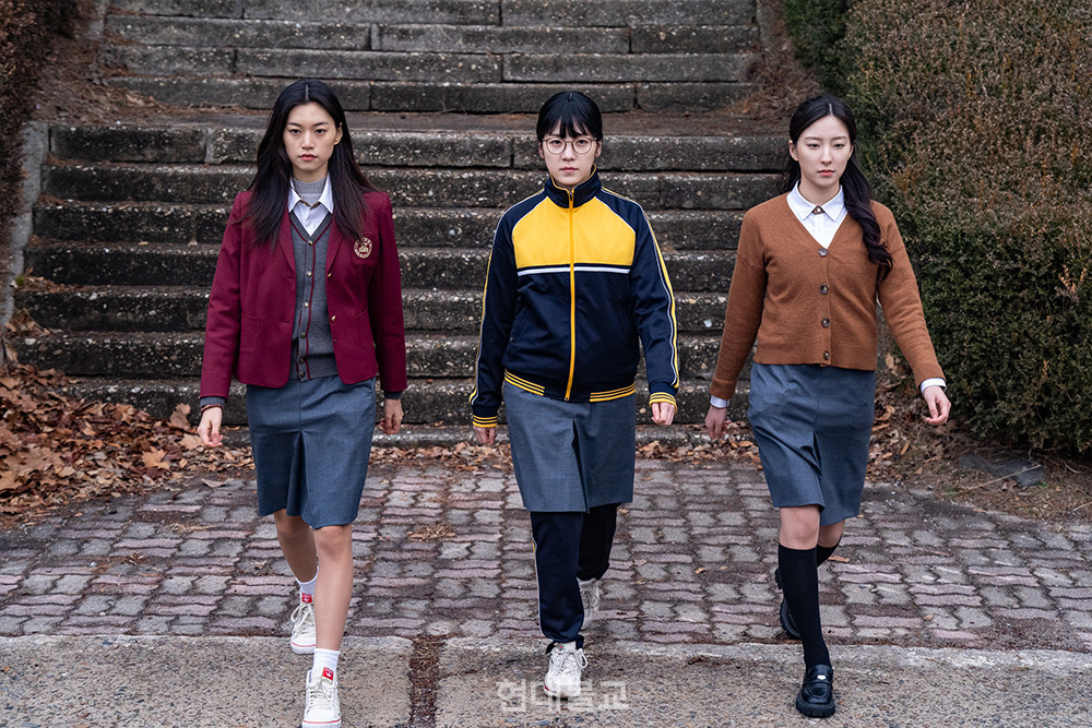 영화 〈아메바 소녀들과 학교괴담: 개교기념일〉 한 장면.