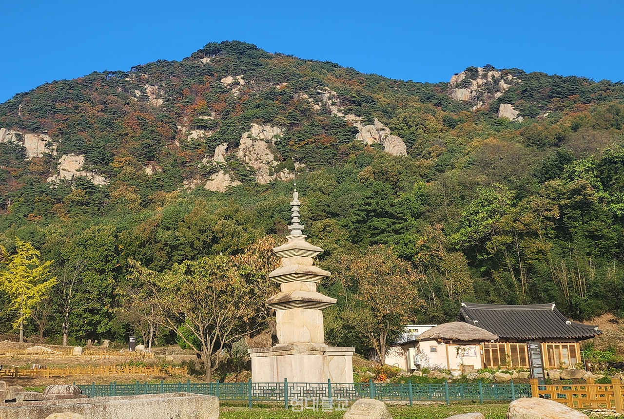 경주 남산 천룡사지와 천룡사지 삼층석탑. 천룡사는 신라의 국운을 함께한 사찰로 전해진다.