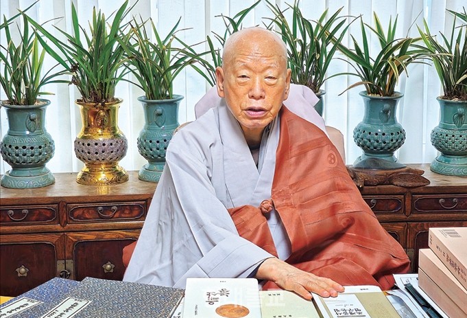 현해 대종사가 본지와의 인터뷰에서 자신의 저서에 대해 설명하고 있다.