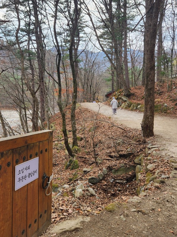 백담사 무문관으로 향하는 혜남 스님의 모습.