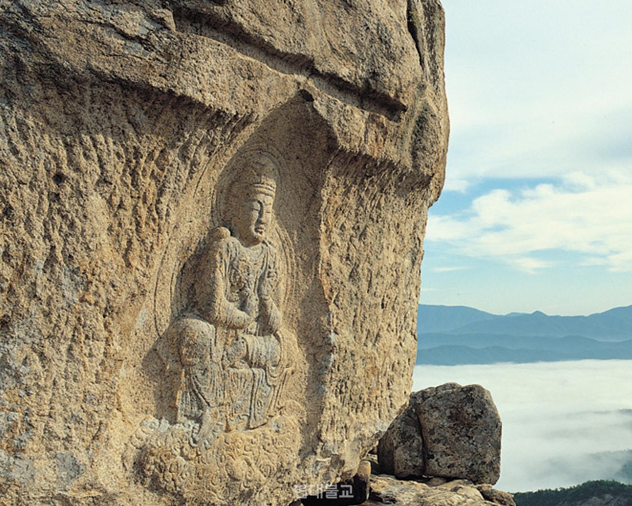 ​보물로 지정된 경주 남산 신선암 마애보살반가상. 경주 남산 중턱에 있는 마애불로 남산 유일 반가상이다. 