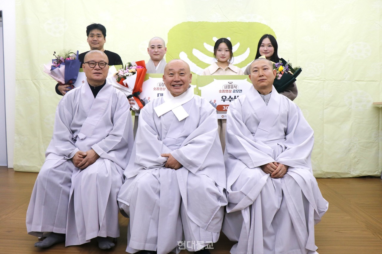 한국불교문화사업단(단장 만당 스님, 이하 문화사업단)이 12월 19일 템플스테이통합정보센터 3층 화엄실에서 ‘제1회 사찰음식 숏폼 영상 공모전 시상식’과 ‘제15회 사찰음식 전문조리사 자격증 수여식’을 개최했다. 