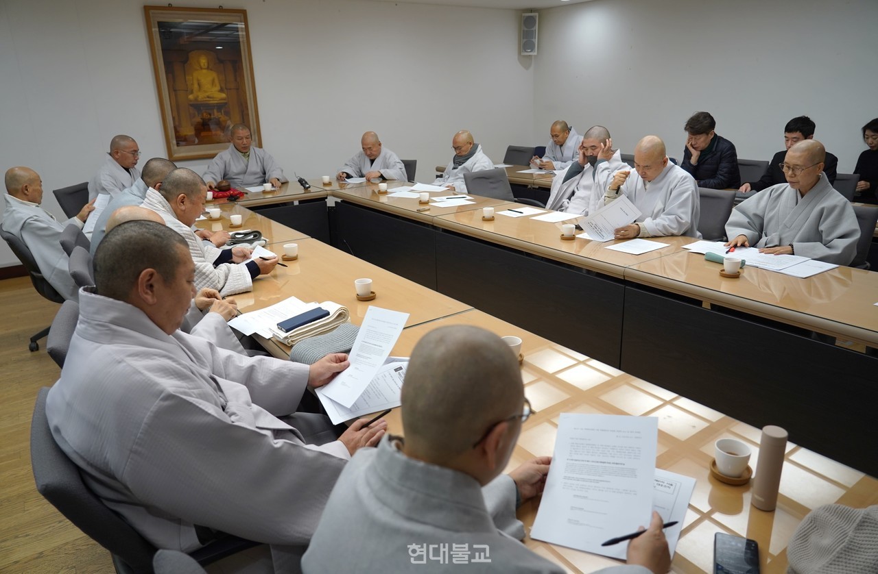 조계종 중앙종회(의장 주경 스님)는 12월 24일 서울 한국불교역사문화기념관 2층 회의실에서 ‘불기2568(2024)년도 제41차 서울 세계청년대회 지원 특별법안 대응조직 구성을 위한 연석회의’를 개최하고 조직 구성을 확정했다.