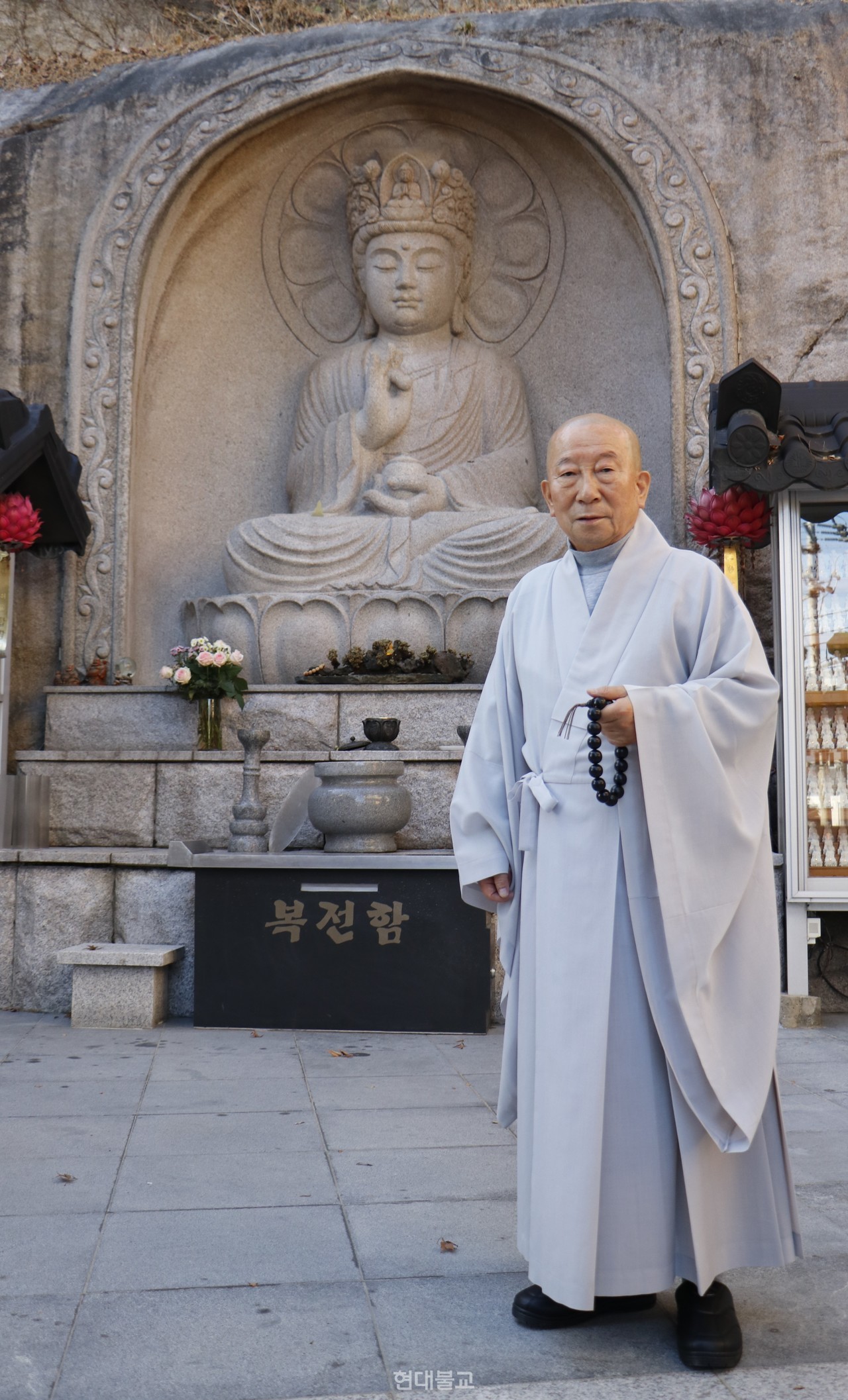 영산 홍파 대종사가 낙산묘각사 관세음보살상과 함께 찍은 사진 
