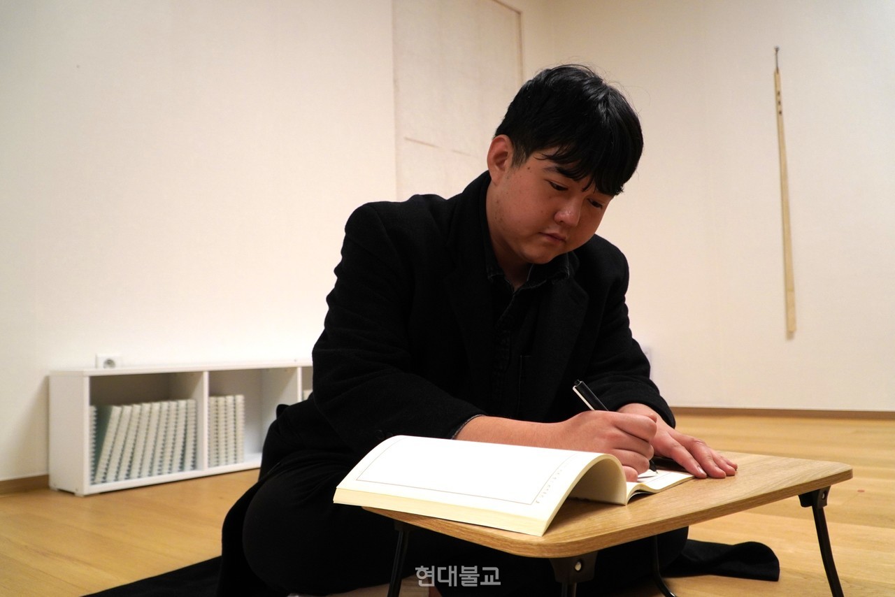 사경 중인 정재현 회장. 