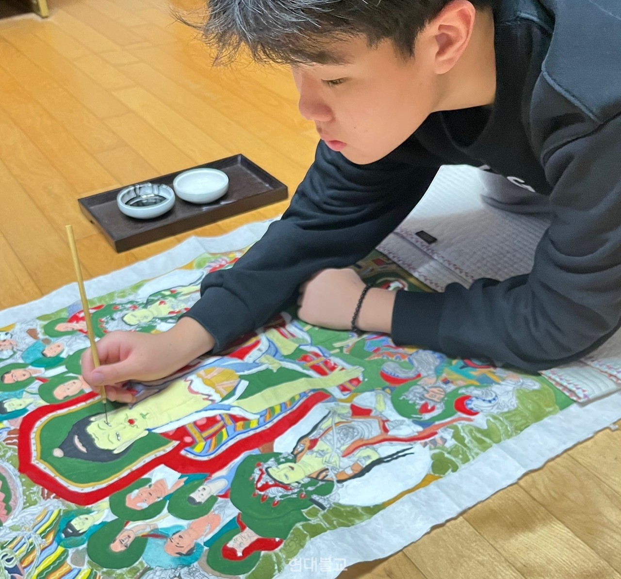 불화 조성에 열중하고 있는 김효승 작가 