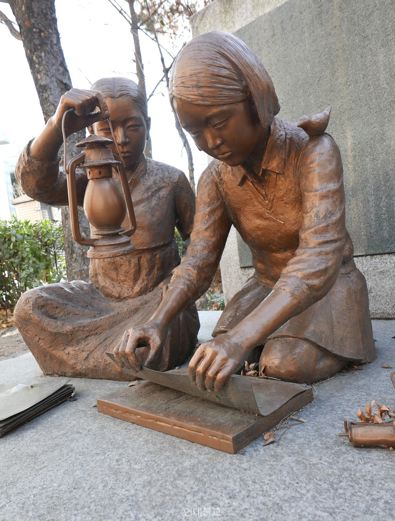 작은 등불에 의지해 함께 독립선언서를 찍어내는 모습. 