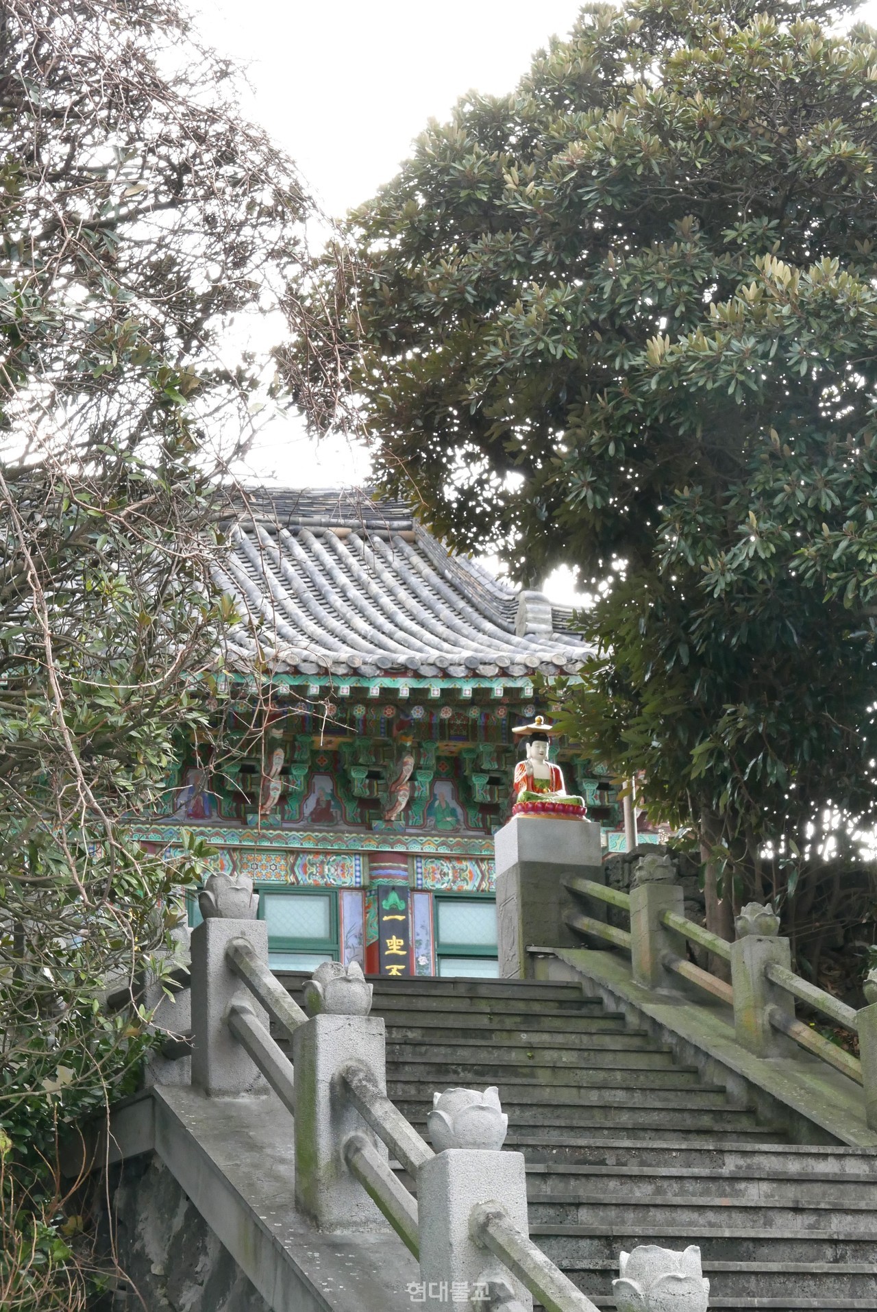 1934년, 일제의 칼날 같은 압제 바람 속에서 성산 마을 사람들은 성산일출봉 앞에 절터를 마련하고 불사를 시작해 동암사를 창건했다.